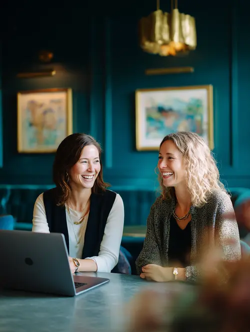 two_professionals_smiling_during_a_casual_business.webp